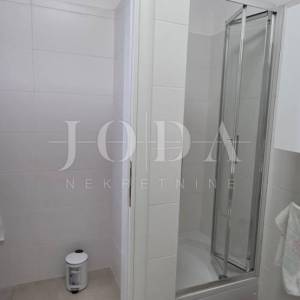 Poslovni prostor s uhodanim zakupcem (apoteka) – 103 m², prizemlje, parking, top lokacija Dramalj