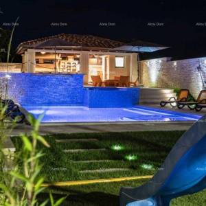 Predivna villa na velikoj okućnici! Pula.