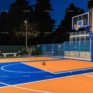 Predivna villa na velikoj okućnici! Pula.