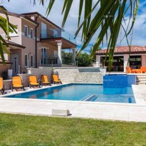 Predivna villa na velikoj okućnici! Pula.