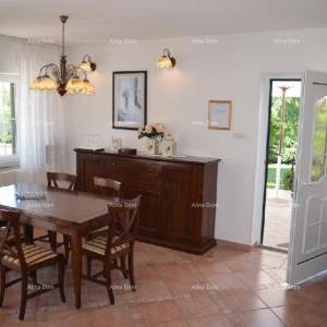 Prekrasna kuća sa bazenom! POREČ