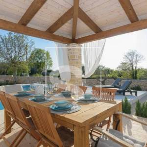 PREKRASNA VILA U ISTARSKOM STILU