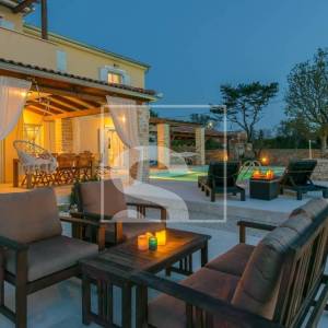 PREKRASNA VILA U ISTARSKOM STILU