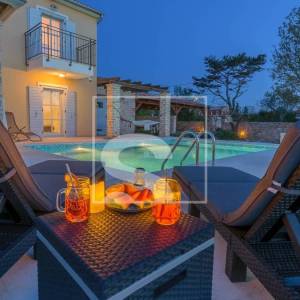 PREKRASNA VILA U ISTARSKOM STILU