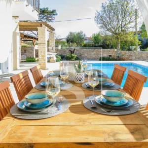 PREKRASNA VILA U ISTARSKOM STILU