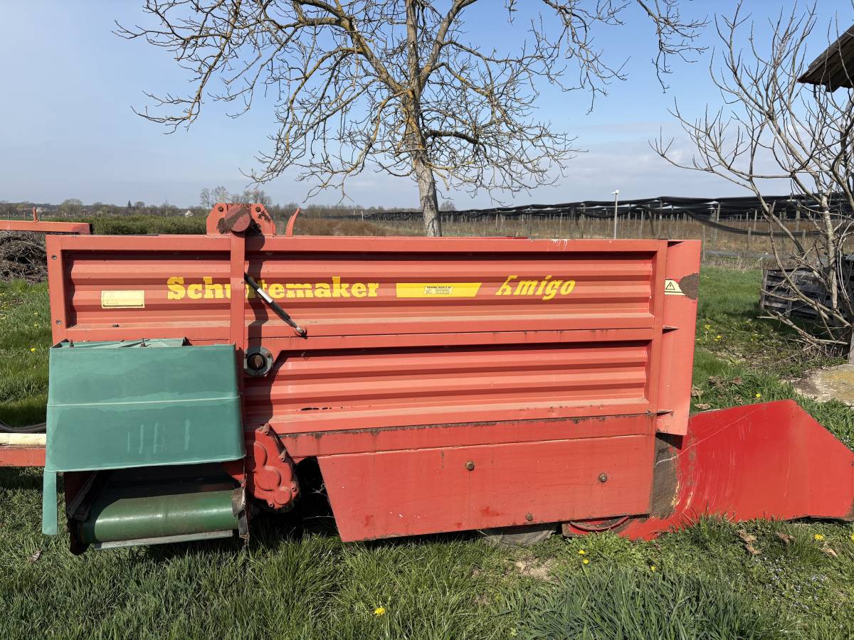 Prikolica za hranjenje stoke