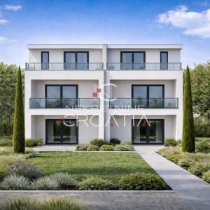 PRIVLAKA, PRETPRODAJA: NEKRETNINA SA VRTOM!