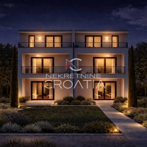 PRIVLAKA, PRETPRODAJA: NEKRETNINA SA VRTOM!