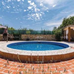 Prizemna kuća s bazenom  na mirnoj lokaciji, Pula