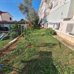 Prizemni apartman s lođom i bazenom. Medulin.