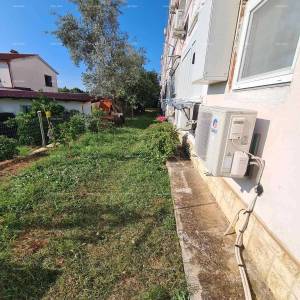 Prizemni apartman s lođom i bazenom. Medulin.