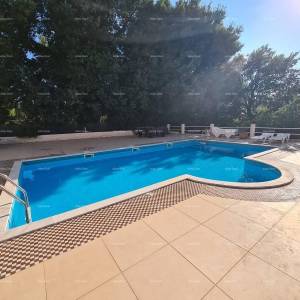 Prizemni apartman s lođom i bazenom. Medulin.