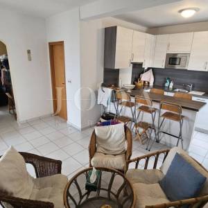 Prizna stan s okućnicom i garažom – 70 m od plaže