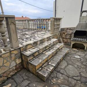 Prizna stan s okućnicom i garažom – 70 m od plaže