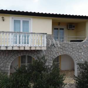 Prizna stan s okućnicom i garažom – 70 m od plaže