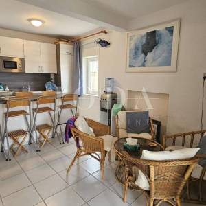 Prizna stan s okućnicom i garažom – 70 m od plaže