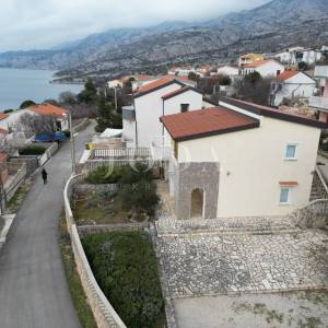 Prizna stan s okućnicom i garažom – 70 m od plaže