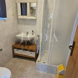 Prizna stan s okućnicom i garažom – 70 m od plaže