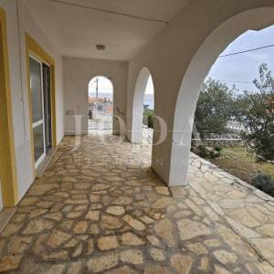 Prizna stan s okućnicom i garažom – 70 m od plaže