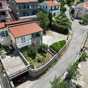 Prizna stan s okućnicom i garažom – 70 m od plaže