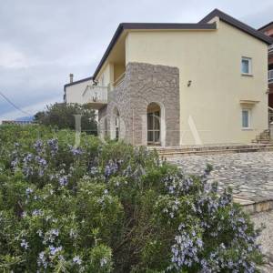 Prizna stan s okućnicom i garažom – 70 m od plaže