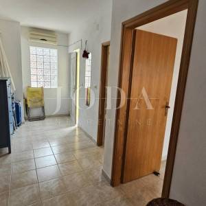 Prizna stan s okućnicom i garažom – 70 m od plaže