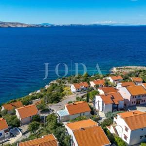 Prizna stan s okućnicom i garažom – 70 m od plaže