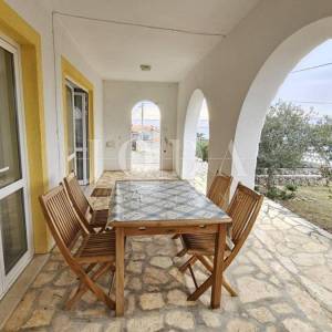 Prizna stan s okućnicom i garažom – 70 m od plaže