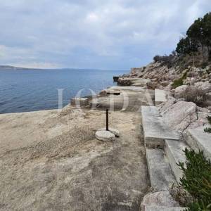 Prizna stan s okućnicom i garažom – 70 m od plaže