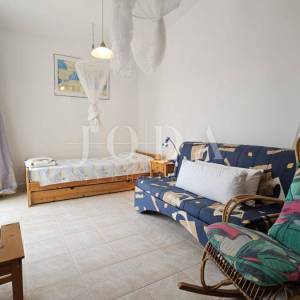 Prizna stan s okućnicom i garažom – 70 m od plaže