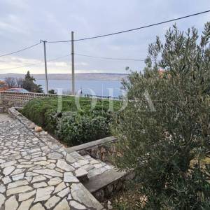 Prizna stan s okućnicom i garažom – 70 m od plaže