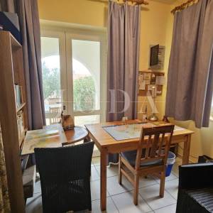 Prizna stan s okućnicom i garažom – 70 m od plaže