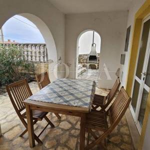 Prizna stan s okućnicom i garažom – 70 m od plaže