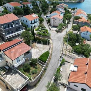 Prizna stan s okućnicom i garažom – 70 m od plaže