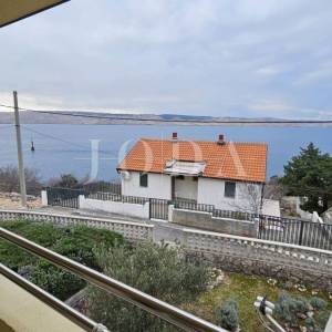 Prizna stan s okućnicom i garažom – 70 m od plaže