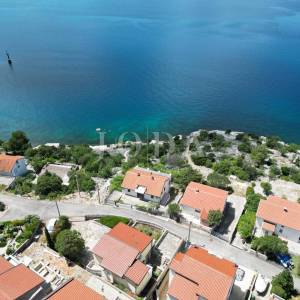 Prizna stan s okućnicom i garažom – 70 m od plaže