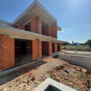 Prodaja duplex kuće s bazenom u širem dijelu grada Pule!