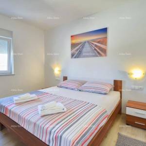 Prodaja dvoetažnog stana s velikom vrtom i garažom, Ližnjan!