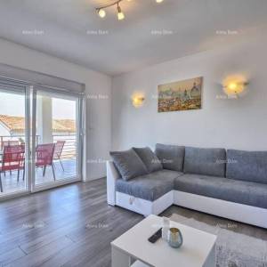 Prodaja dvoetažnog stana s velikom vrtom i garažom, Ližnjan!