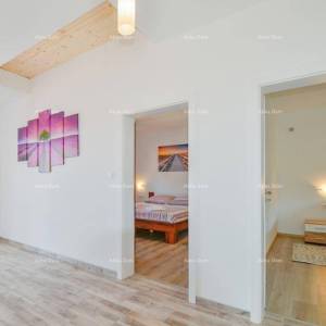 Prodaja dvoetažnog stana s velikom vrtom i garažom, Ližnjan!