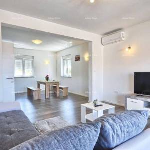 Prodaja dvoetažnog stana s velikom vrtom i garažom, Ližnjan!