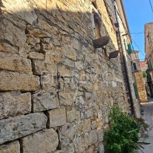 Prodaja, K.Sućurac, kamena kuća, potrebna kompletna renovacija