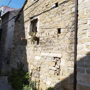 Prodaja, K.Sućurac, kamena kuća, potrebna kompletna renovacija