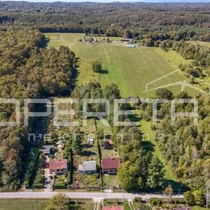 Obiteljsko imanje s kućom i voćnjakom u mirnom okruženju Brežana Lekeničkih 