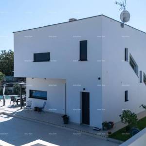 Prodaja - novoizgrađena, moderna i ekskluzivna vila s bazenom, Volme, Pula!