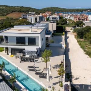 Prodaja - novoizgrađena, moderna i ekskluzivna vila s bazenom, Volme, Pula!