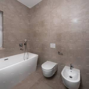 Prodaja - novoizgrađena, moderna i ekskluzivna vila s bazenom, Volme, Pula!