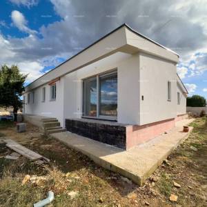 Prodaja novoizgrađene kuće sa bazenom, na mirnoj lokaciji, Juršići!