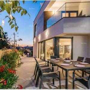 Prodaja Prekrasne vile sa bazenom, jaccuzzi-jem i pogledom na more, Fažana!