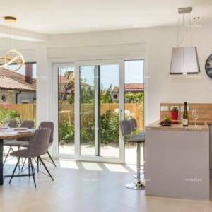 Prodaja Prekrasne vile sa bazenom, jaccuzzi-jem i pogledom na more, Fažana!